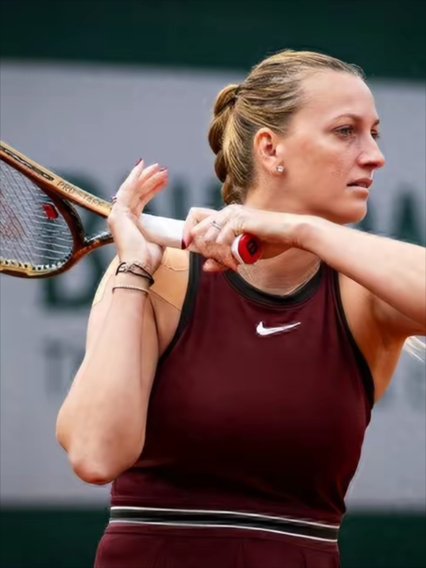 爱游戏APP下载-科维托娃重返赛场，反败为胜首场状态出色，篮网观众沸腾！全场沸腾不已