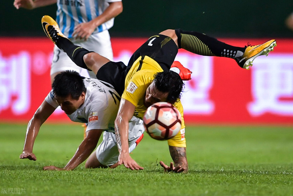 爱游戏APP下载-法兰克福迎中超关键赛；集结日豪取连胜；引发热议；训练强度明显提升的简单介绍